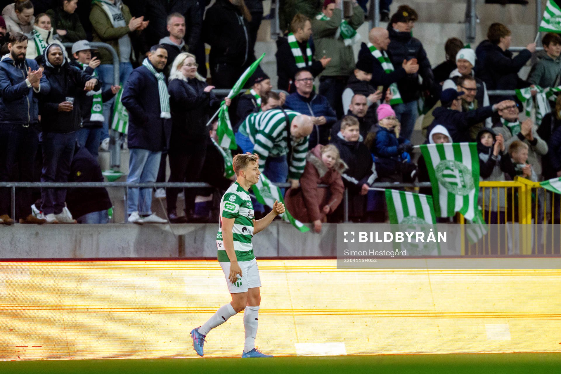 Västerås Simon Gefvert jublar efter fotbollsmatchen i Superettan mellan Västerås SK och Östersund den 11 april 2022 i Västerås. 