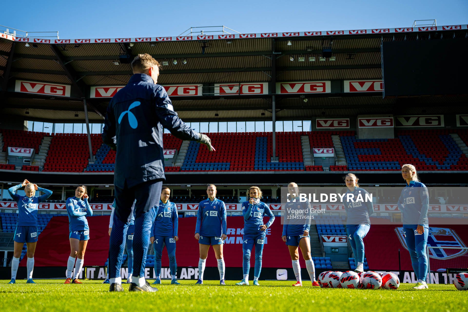 Martin Sjögren, head coach of the Norwegian women's national football team, talks to Elisabeth Terland, Celin Bizet Ildhusøy, Amalie Eikeland, Vilde Hasund, Anja Sønstevold and players during a training session on April 11, 2022 in Oslo.