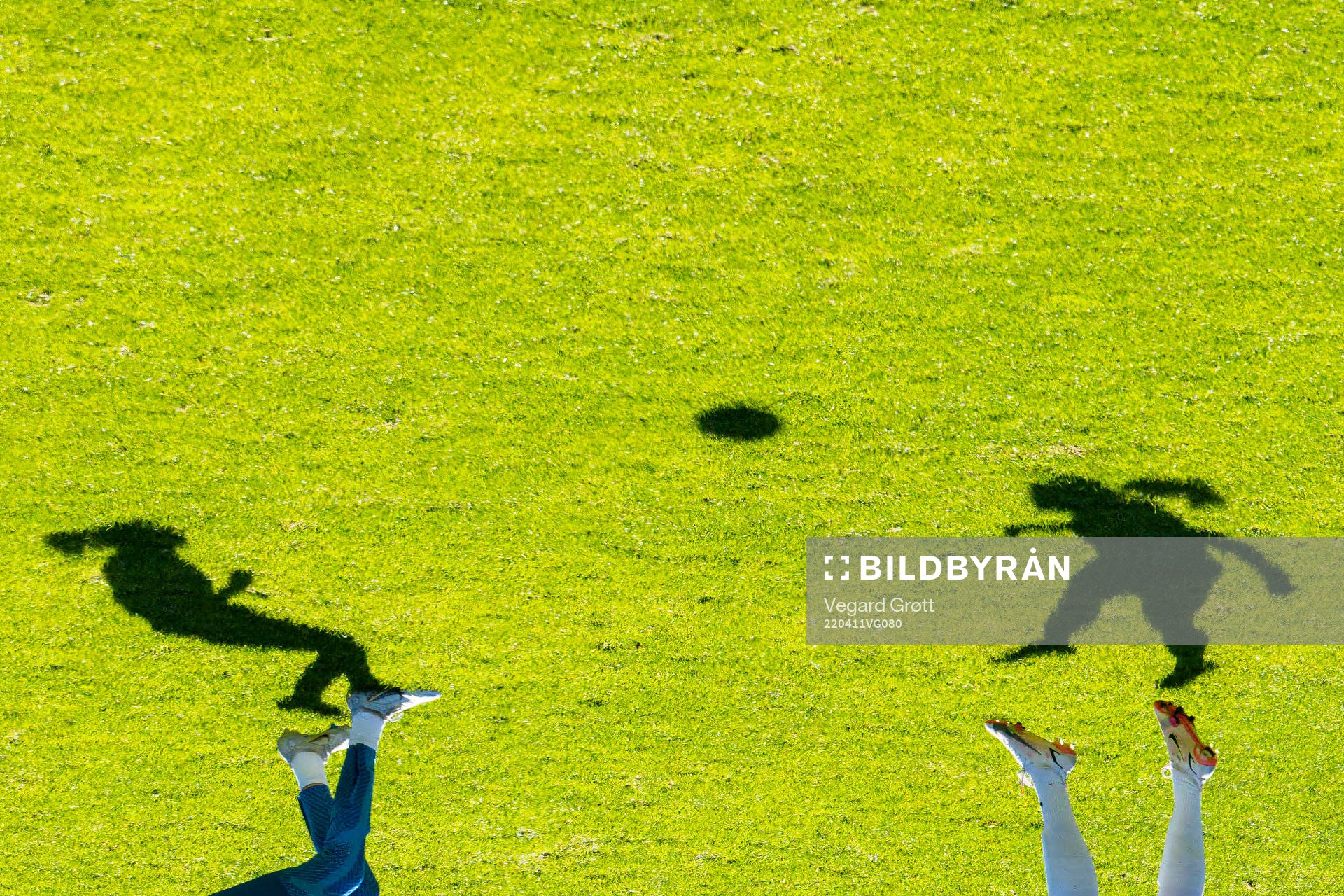 The shadows of Caroline Graham Hansen and Guro Bergsvand of