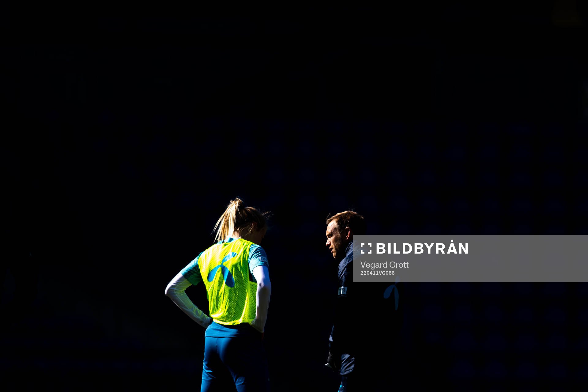 Ada Hegerberg listens to Martin Sjögren, head coach of the