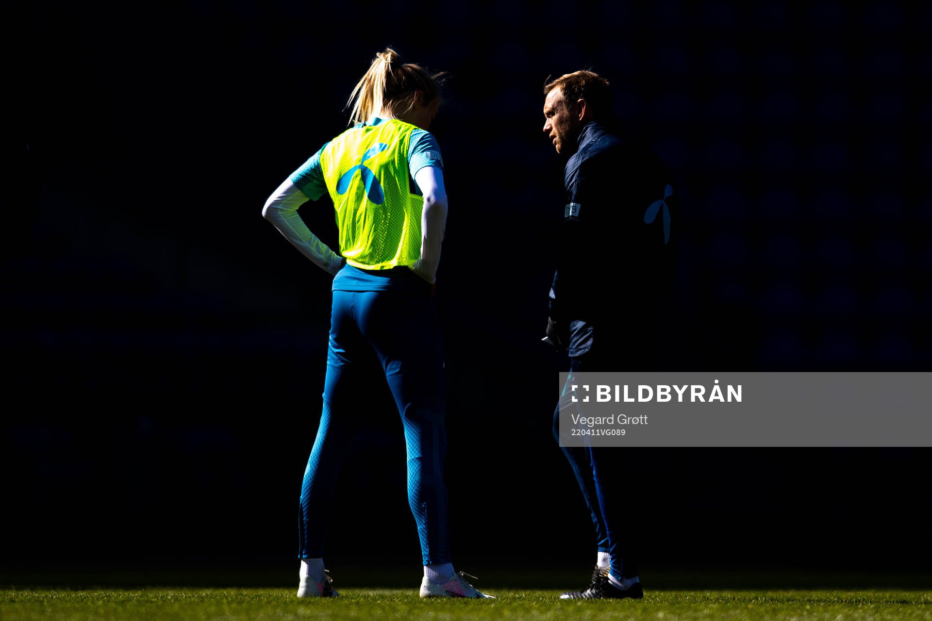 Ada Hegerberg listens to Martin Sjögren, head coach of the
