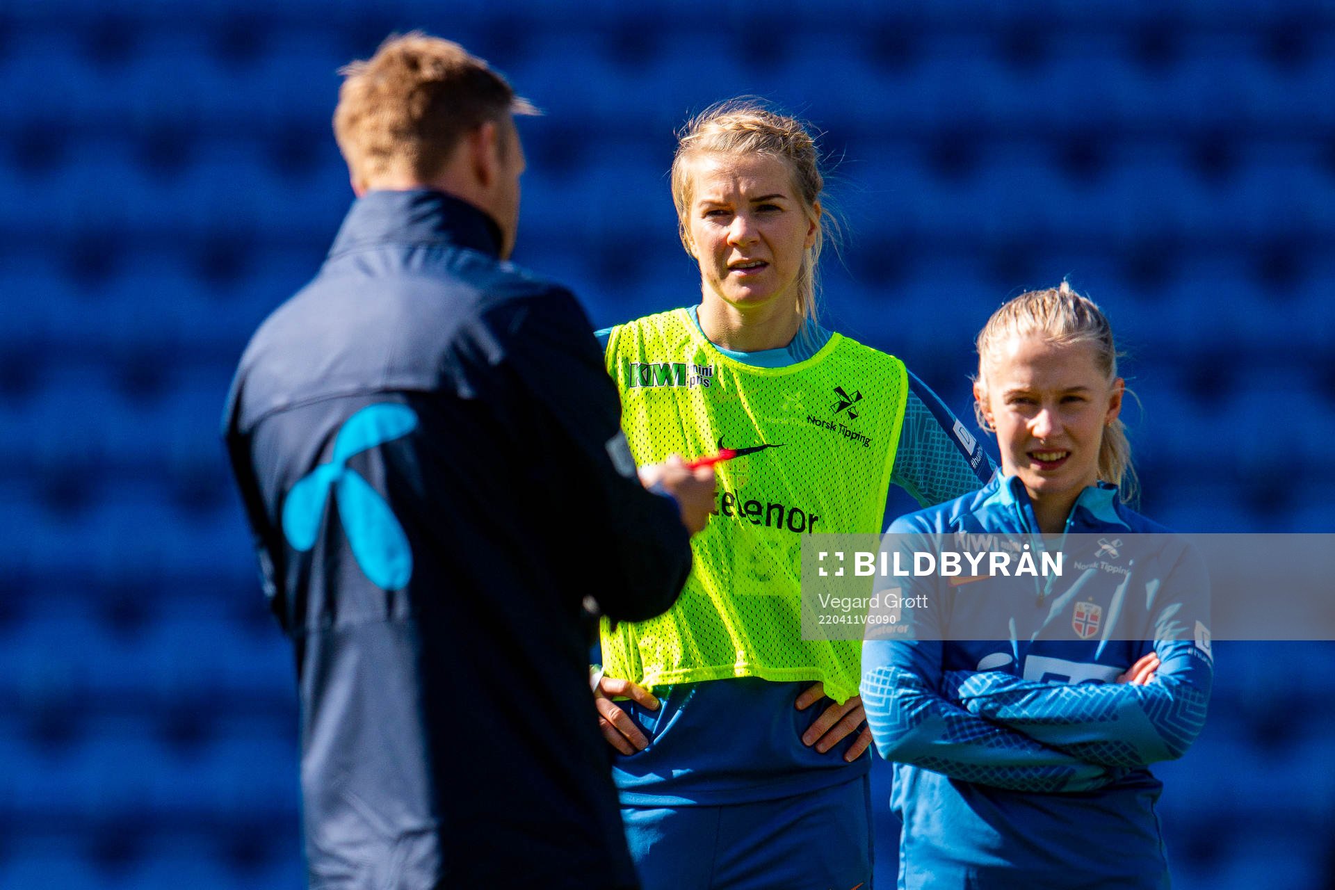 Ada Hegerberg and Thea Bjelde listen to Martin Sjögren,