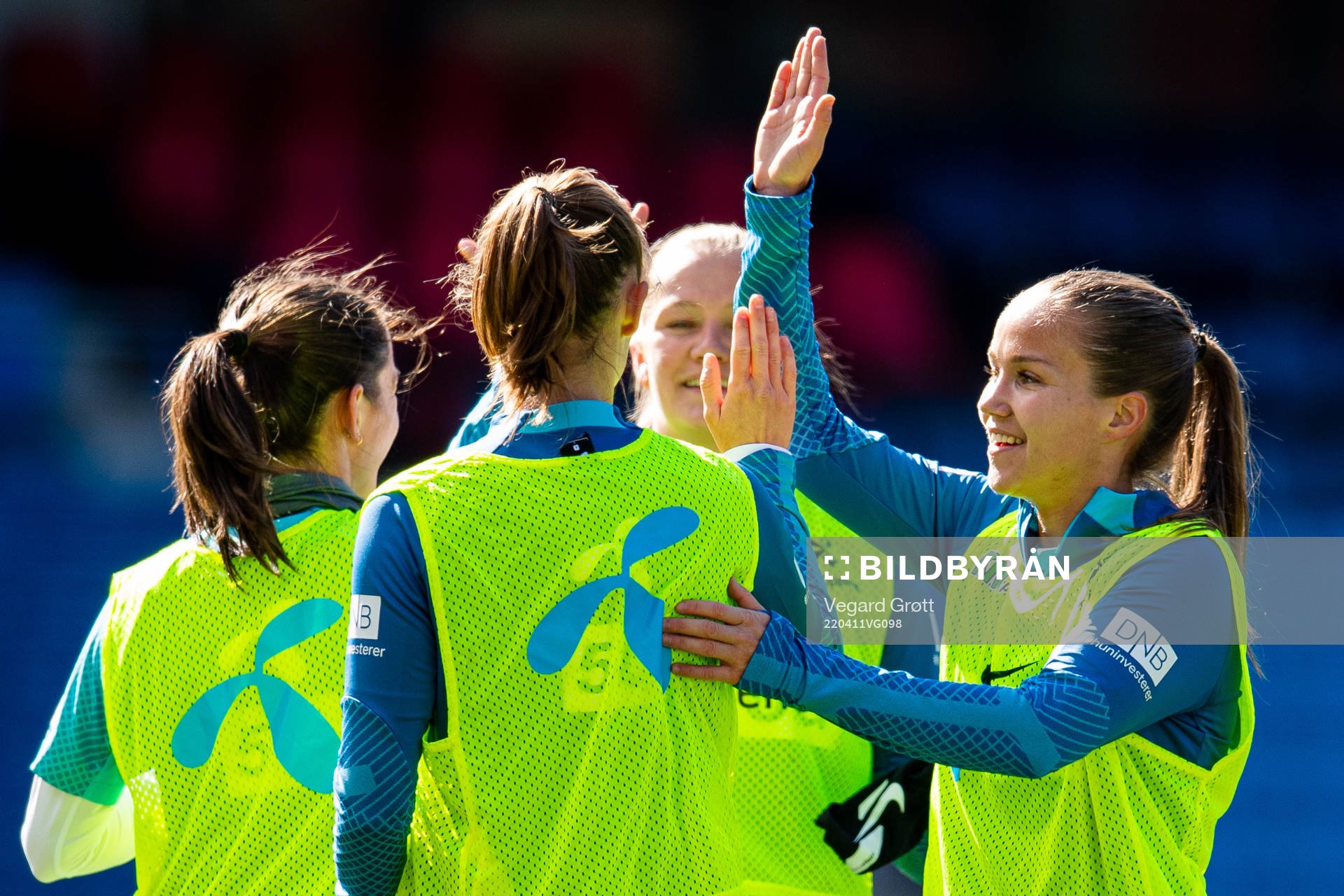 Guro Reiten and players of the Norwegian women's national