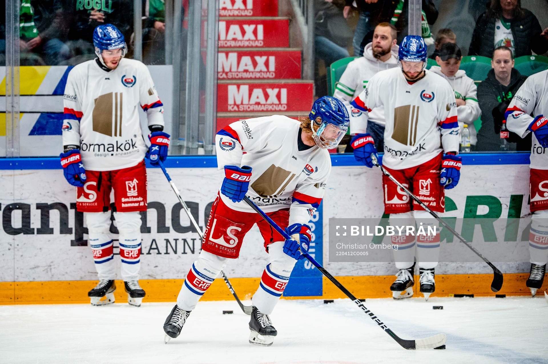 Oskarshamns Philip Samuelsson värmer upp med lagkamraterna