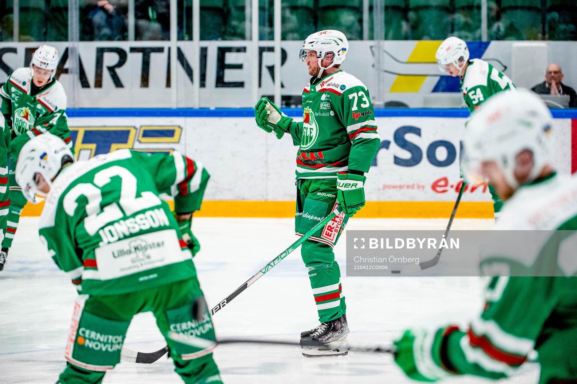 Rögles Valtteri Kemiläinen värmer upp med lagkamraterna