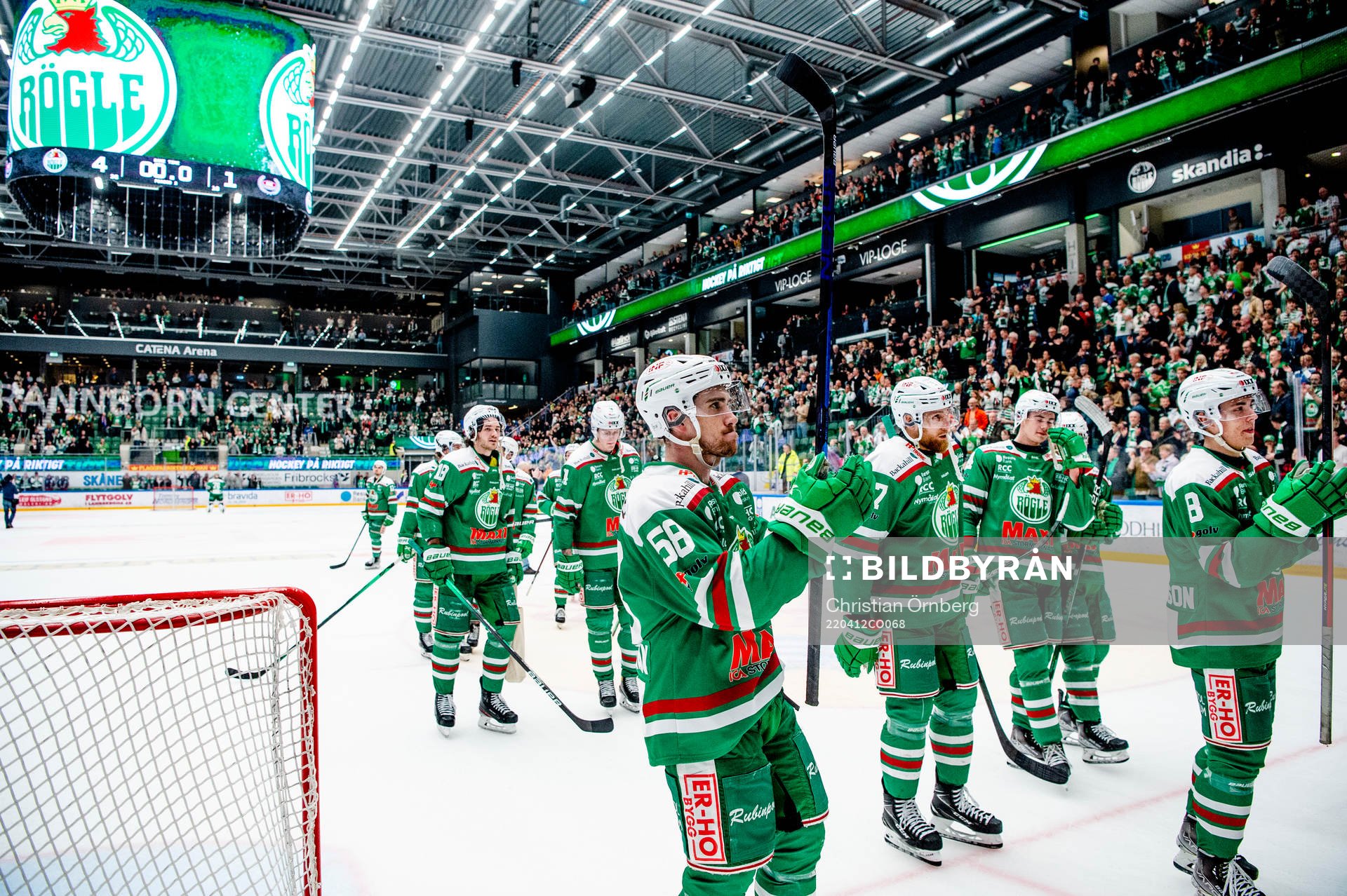 Rögles spelare jublar