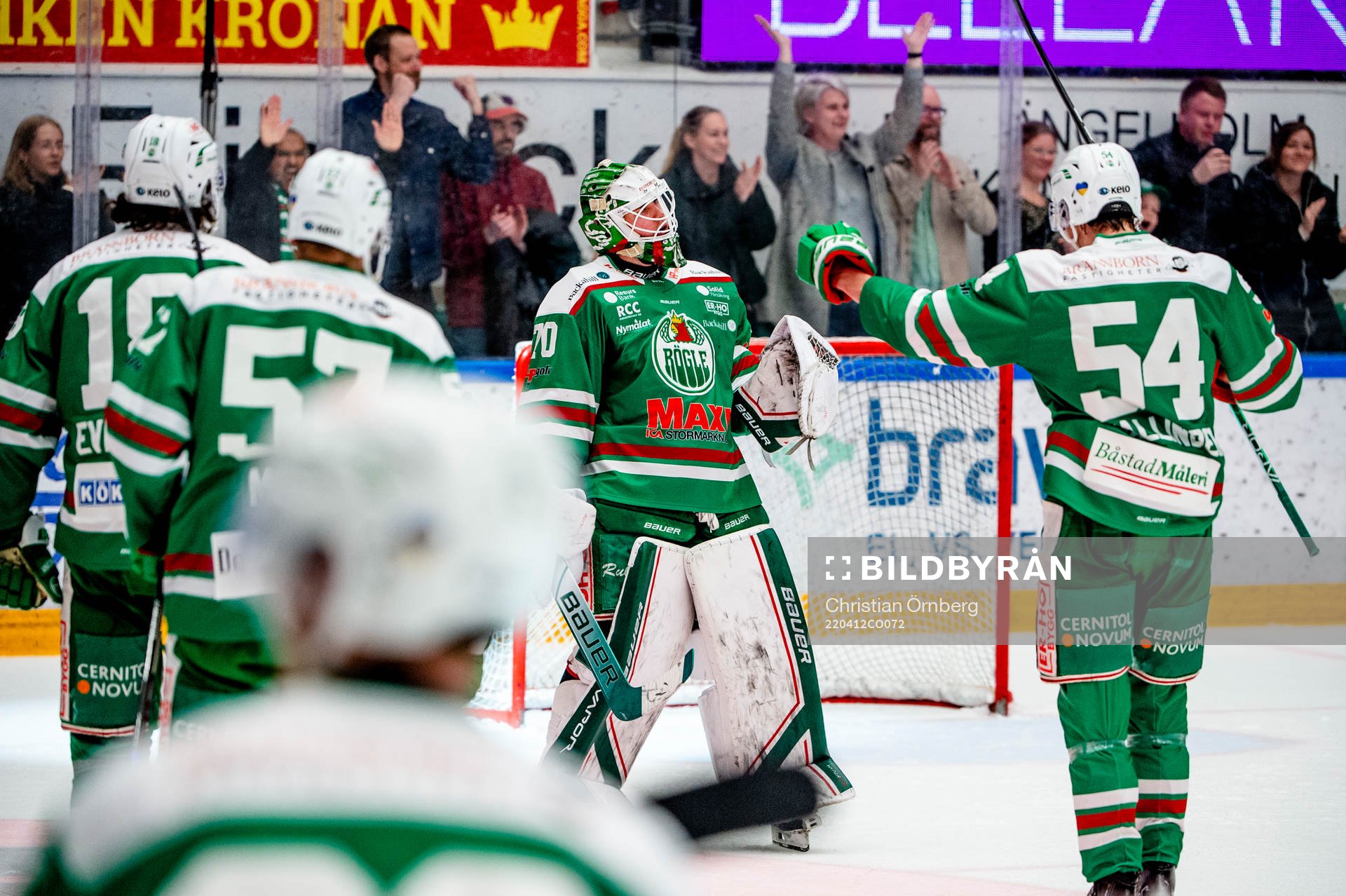 Rögles målvakt Calle Clang och William Wallinder jublar