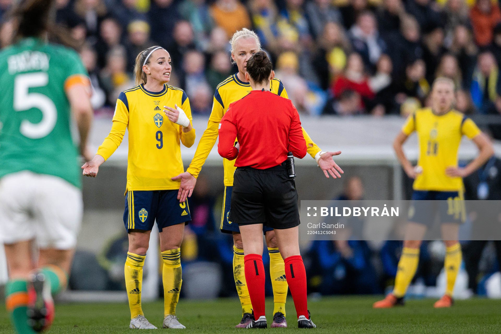 Kosovare Asllani and Fridolina Rolfö of Sweden