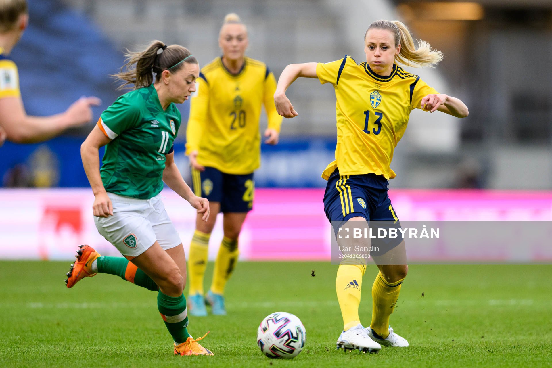 Katie McCabe of Ireland and Amanda Ilestedt of Sweden