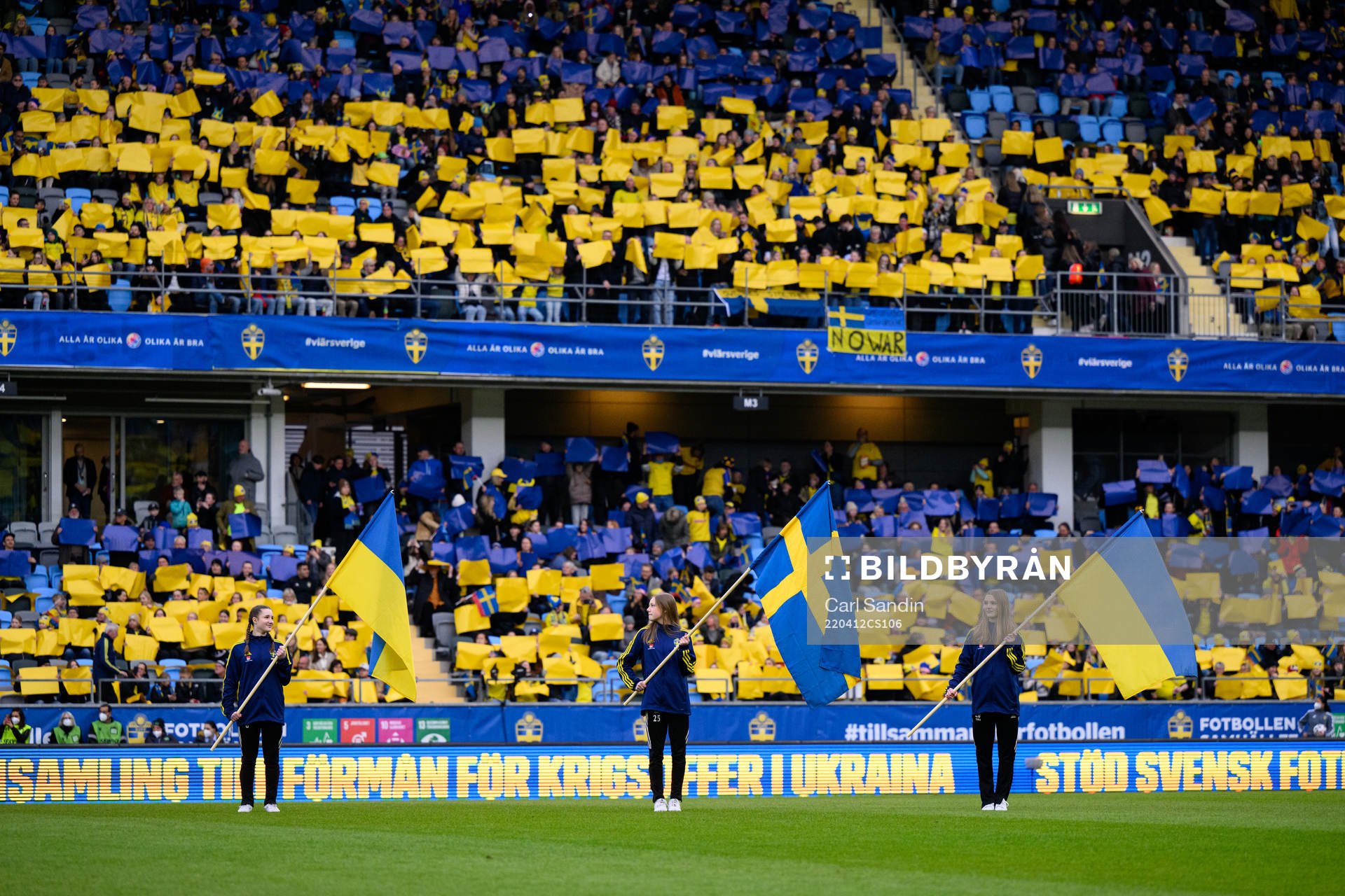 The spectators participate in a manifestation against the