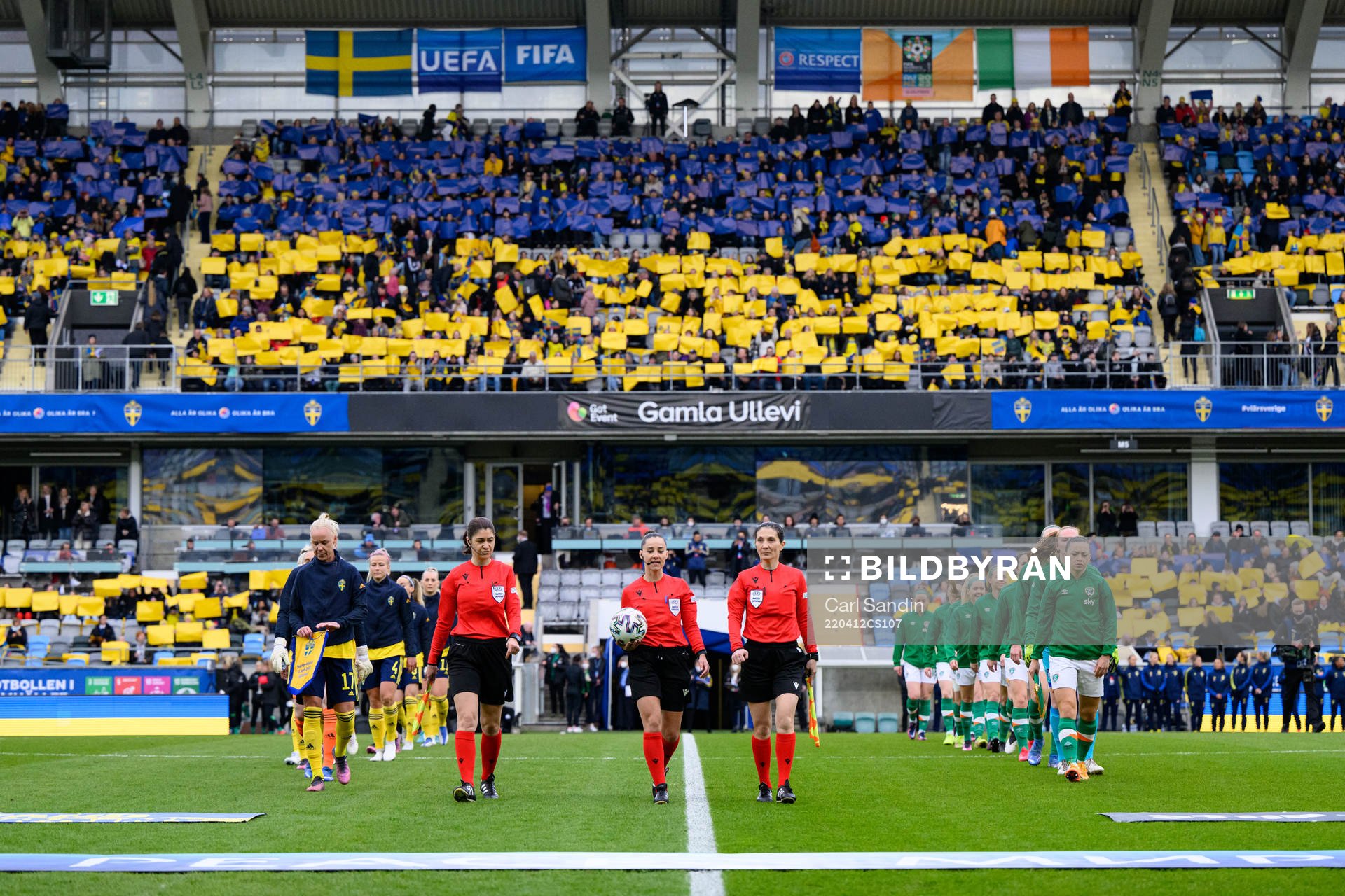 The spectators participate in a manifestation against the