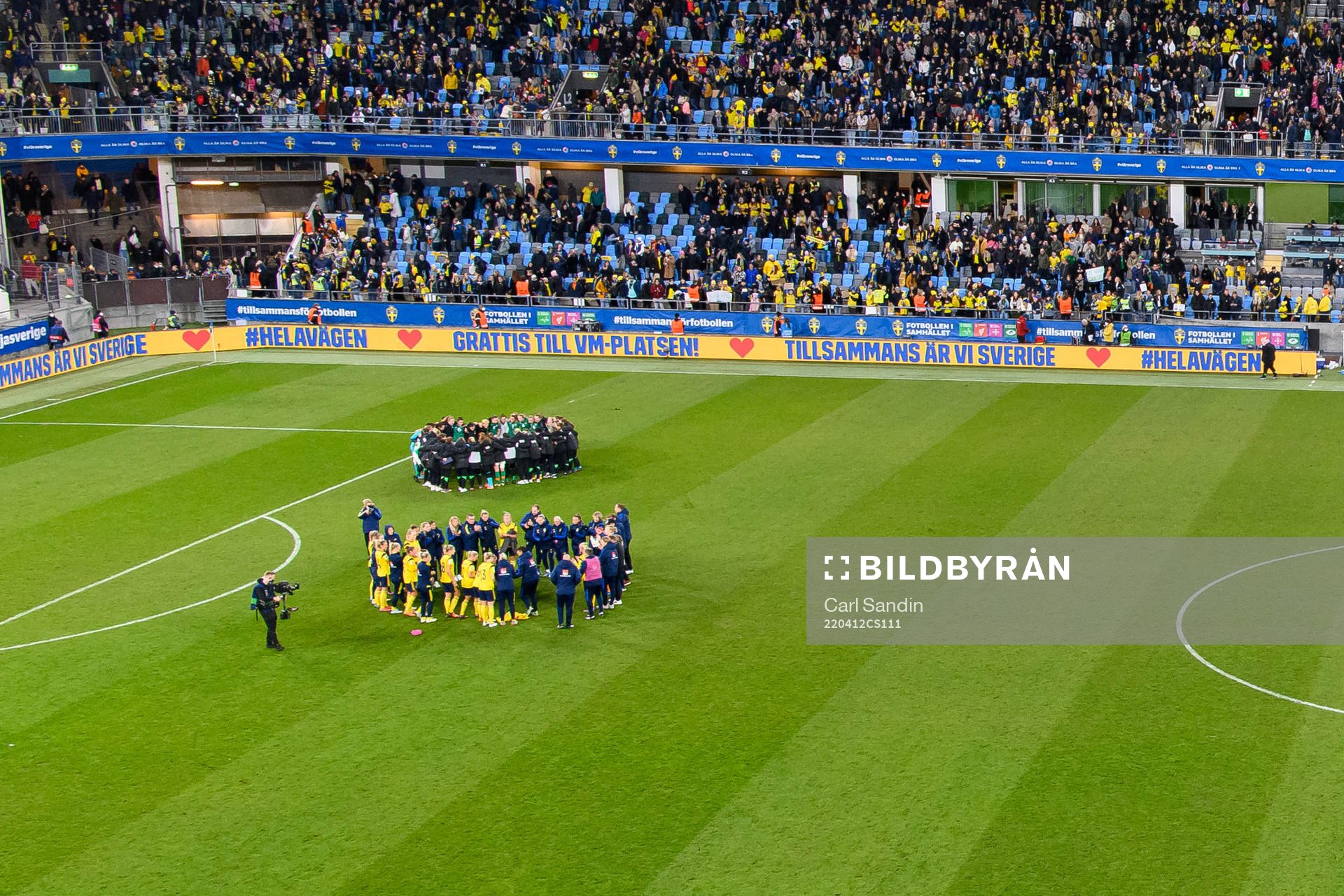 The players of Ireland and Sweden gather