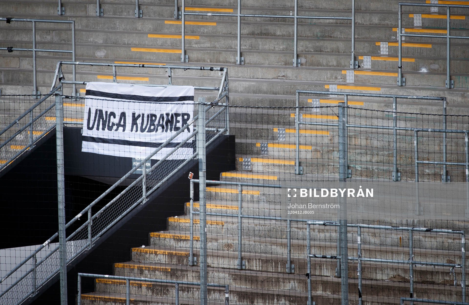 En banderoll med texten Unga kubaner