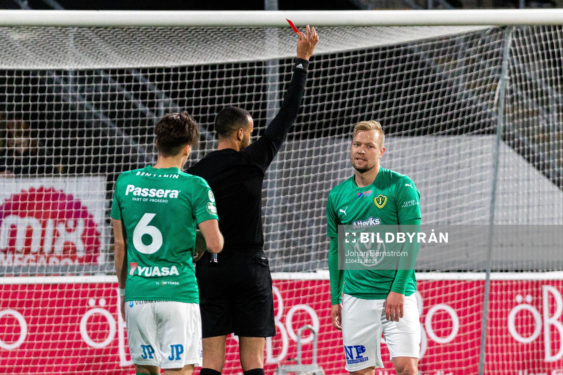 Jönköpings Sebastian Crona tilldelas ett rött kort