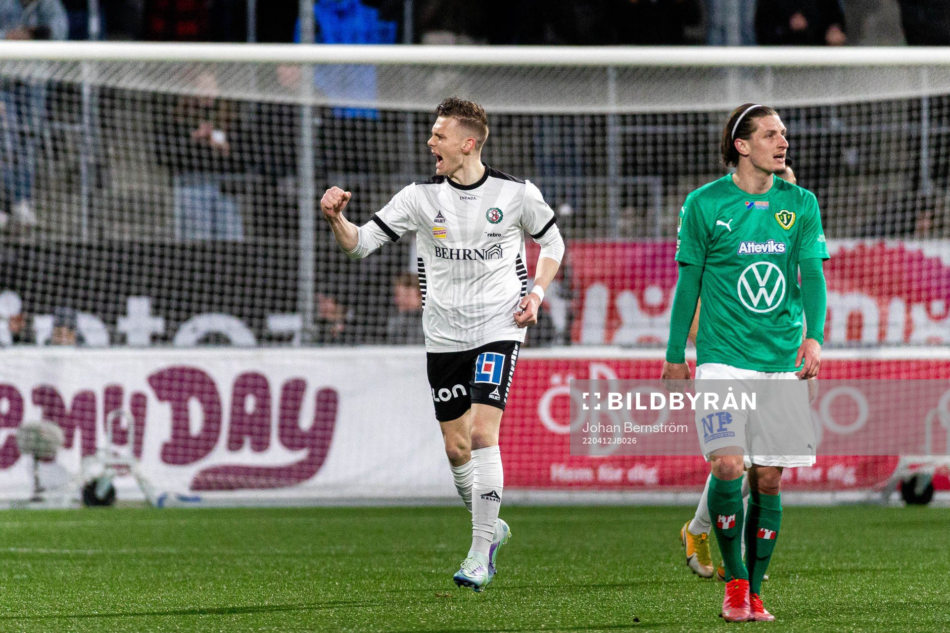 Örebros Jake Larsson jublar