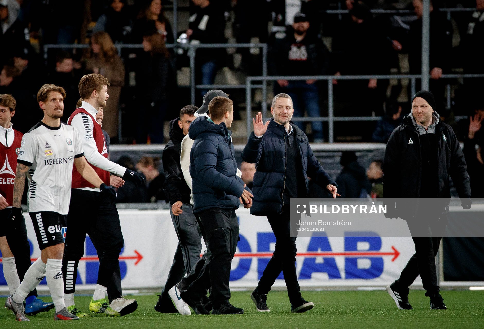 Örebros tränare Axel Kjäll jublar efter fotbollsmatchen i Superettan mellan Örebro och Jönköpings Södra den 12 april 2022 i Örebro.