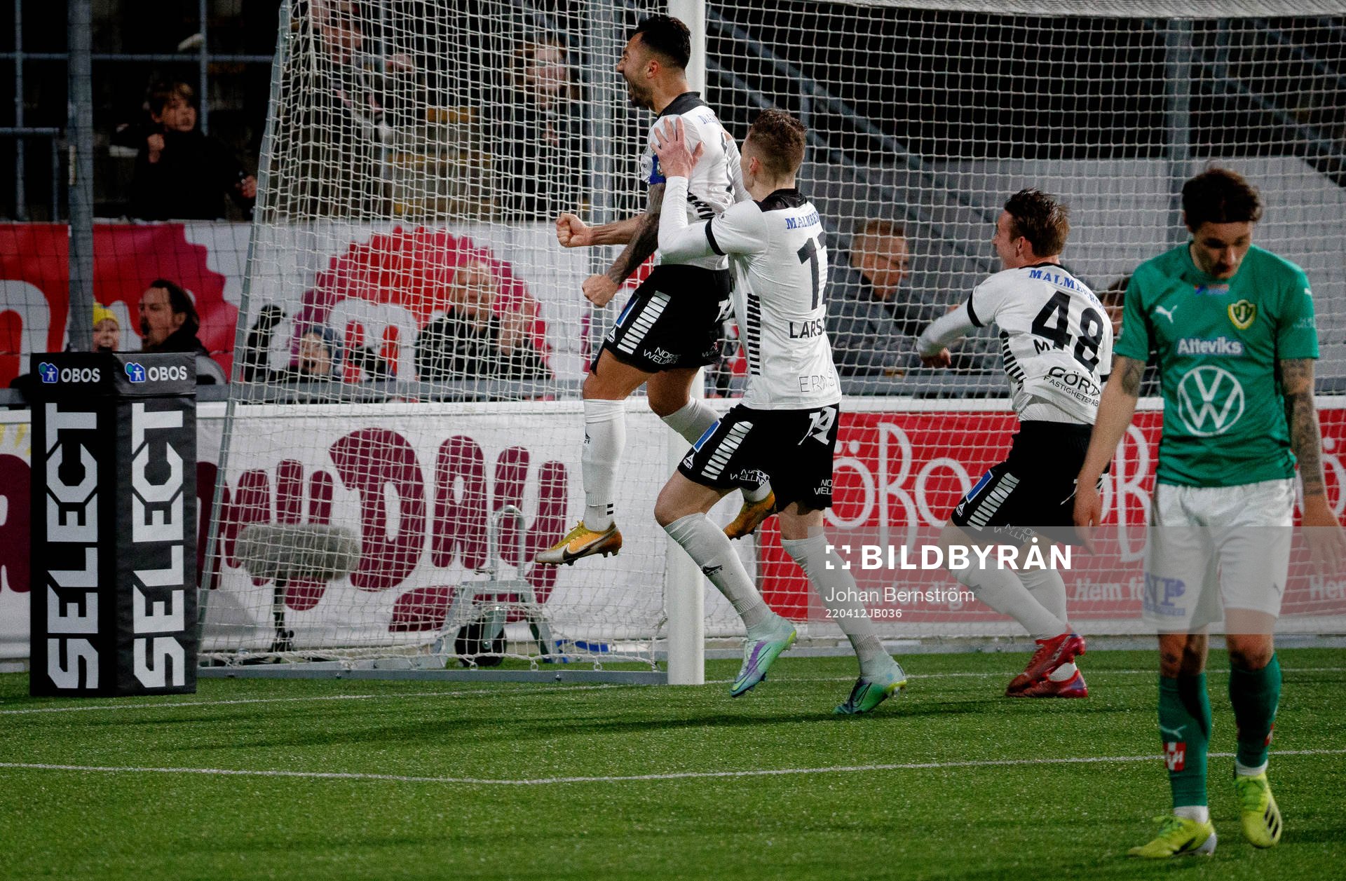 Örebros Jiloan Hamad gör 2-1 och jublar under fotbollsmatchen i Superettan mellan Örebro och Jönköpings Södra den 12 april 2022 i Örebro.