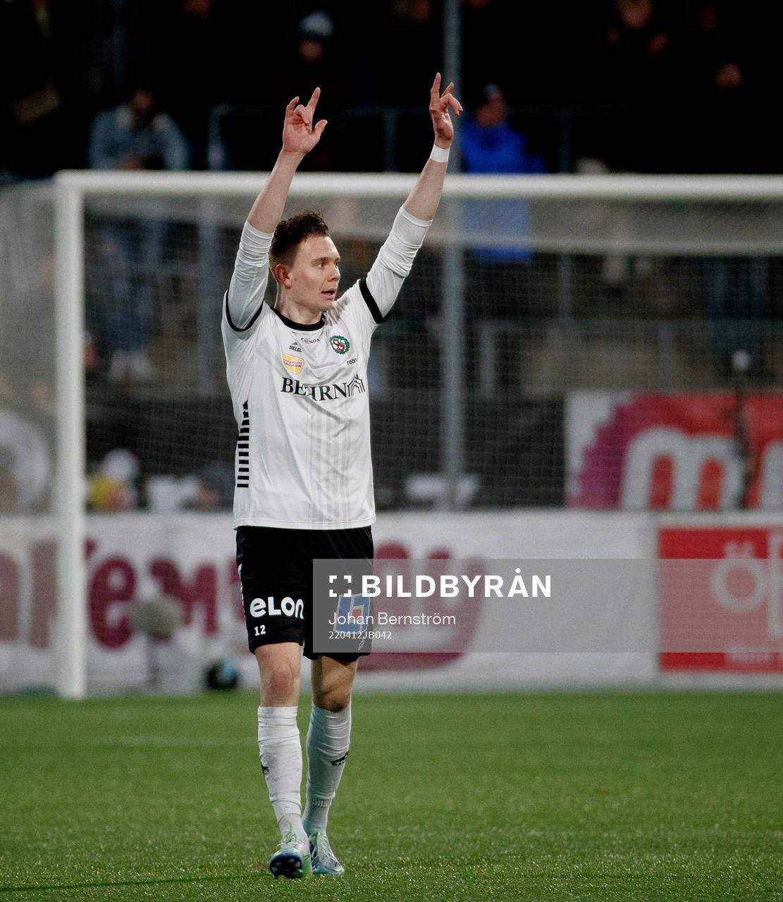 Örebros Jake Larsson jublar