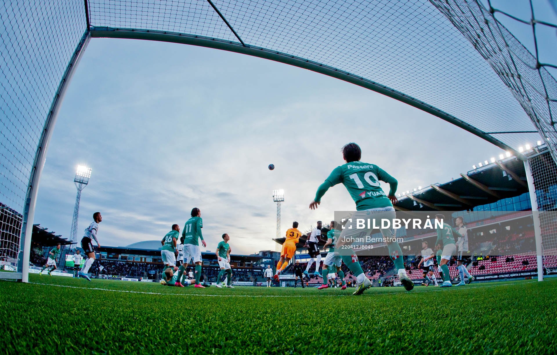 Jönköpings målvakt Tom Amos och Robin Book  under fotbollsmatchen i Superettan mellan Örebro och Jönköpings Södra den 12 april 2022 i Örebro. 