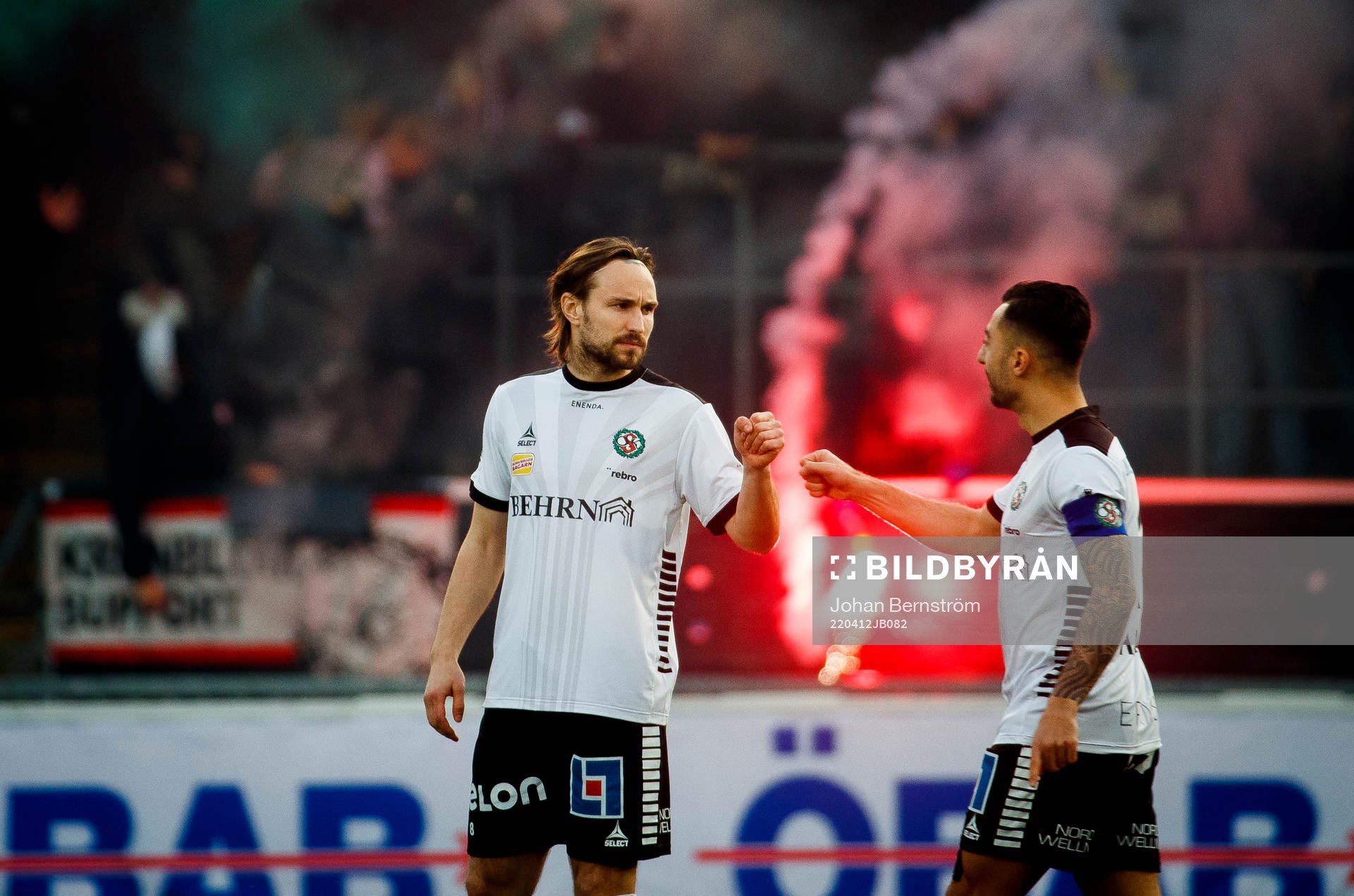 Örebros Kevin Walker och Jiloan Hamad fistbumpar
