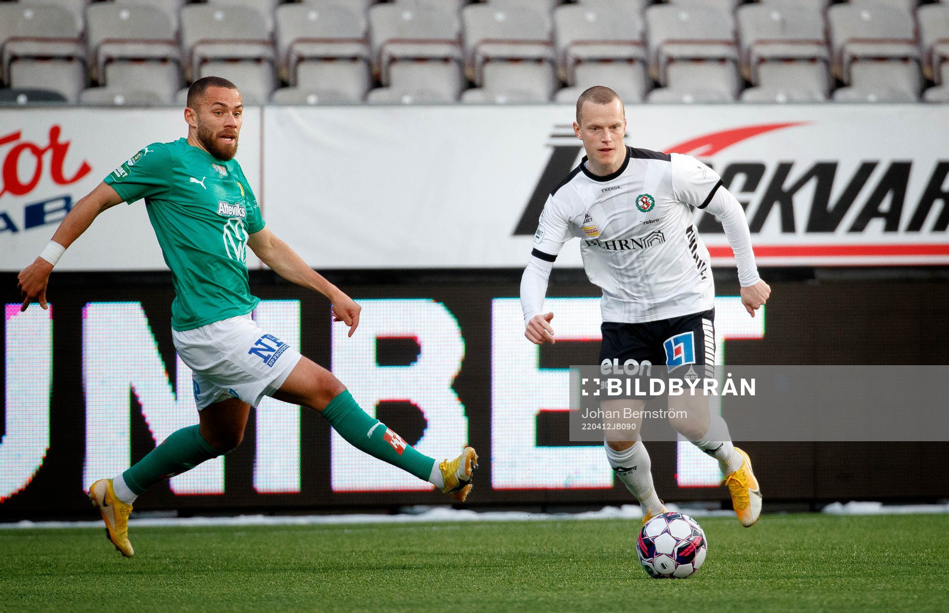 Jönköpings Sebastian Crona och Örebros Daniel Gustavsson under fotbollsmatchen i Superettan mellan Örebro och Jönköpings Södra den 12 april 2022 i Örebro.