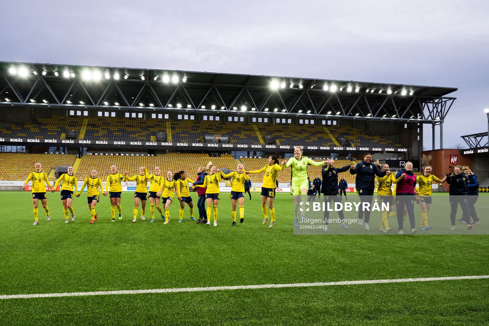 Sveriges spelare jublar och tackar publiken efter EM-kvalet för F19 mellan Sverige och Danmark den 12 april 2022 i Borås. 
