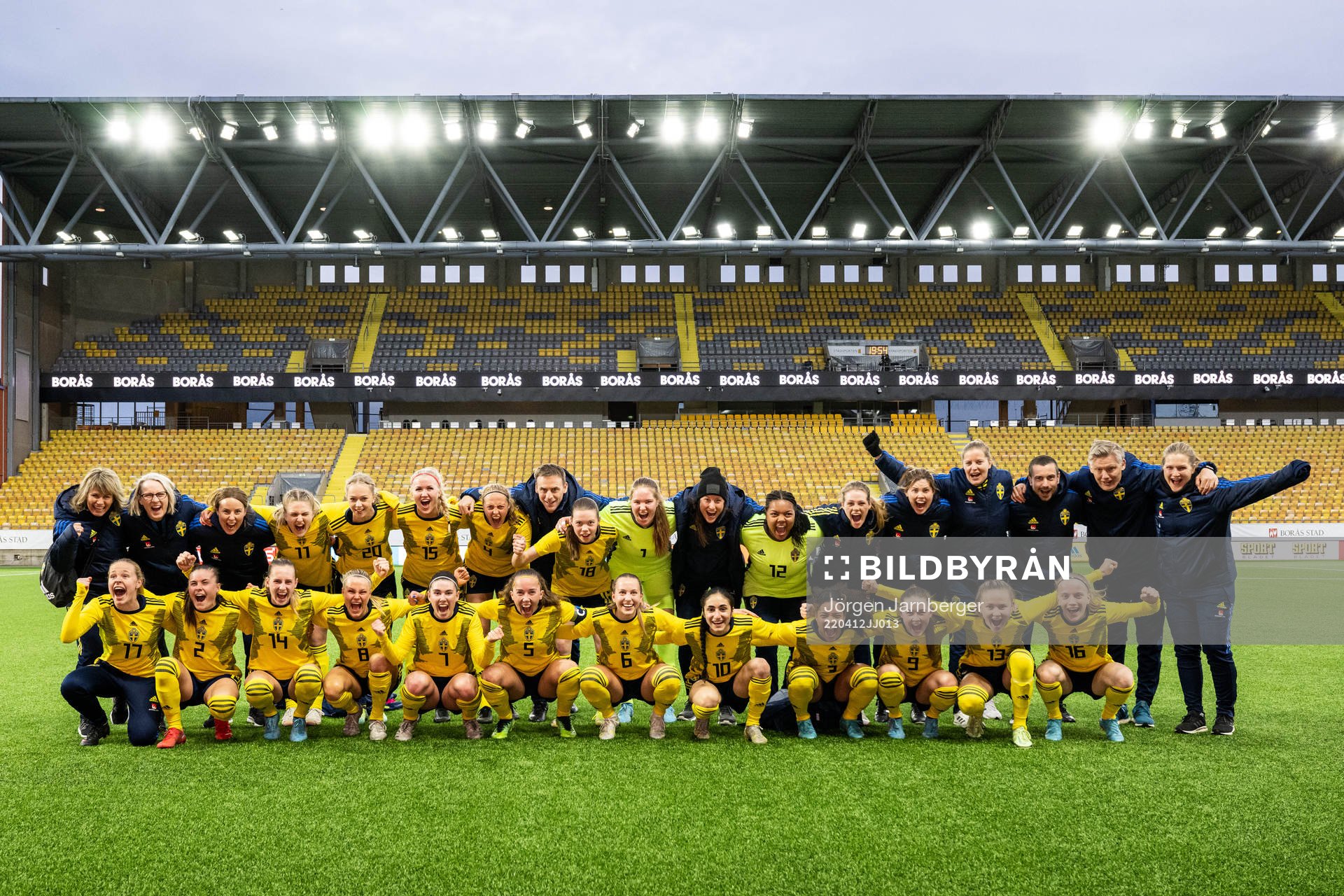 Sveriges spelare och ledare jublar