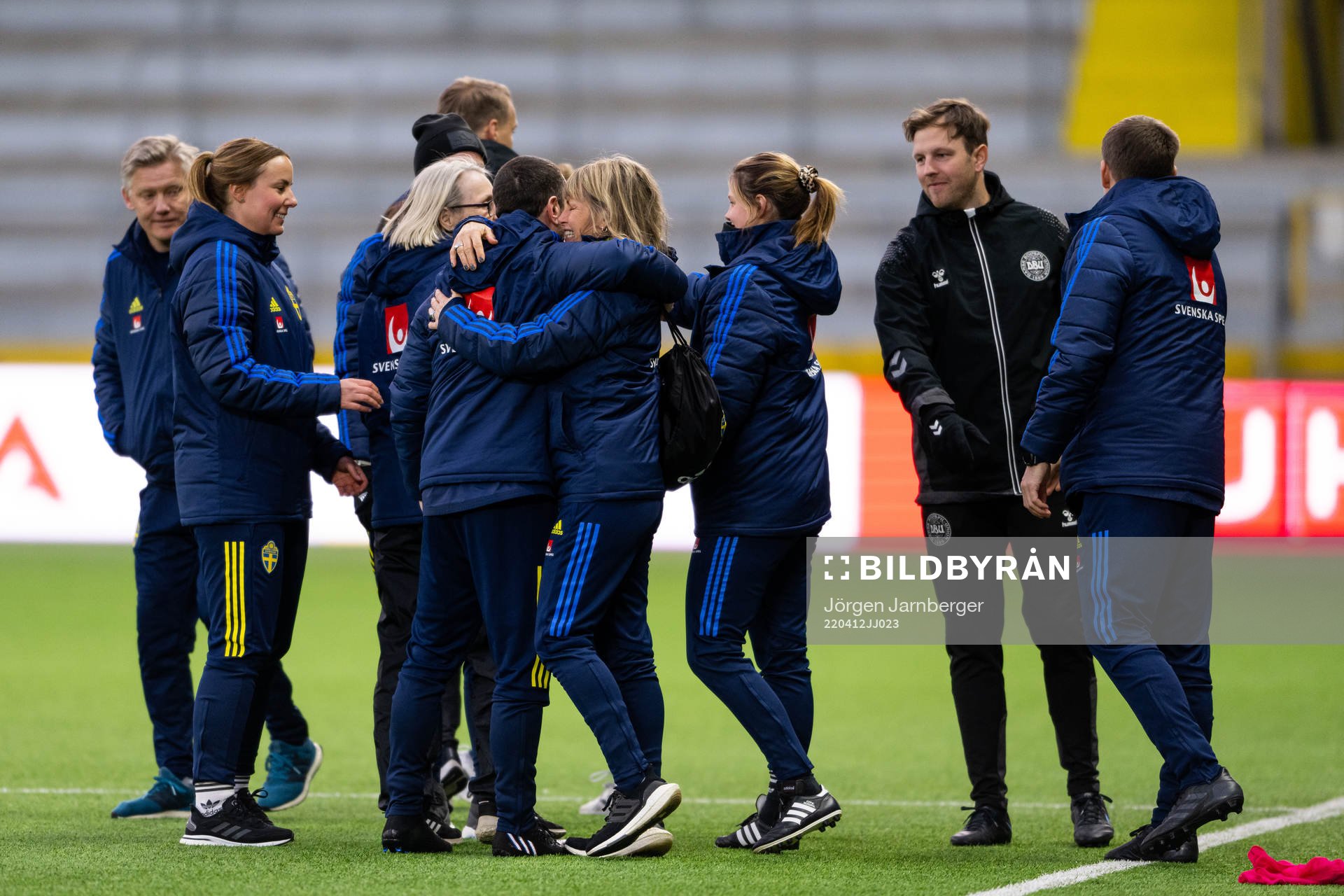 Sveriges ledare jublar efter EM-kvalet för F19 mellan Sverige och Danmark den 12 april 2022 i Borås. 