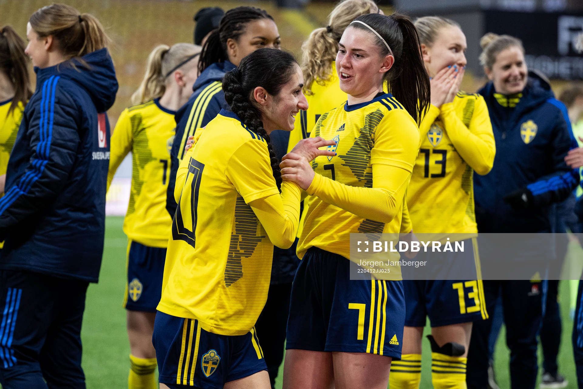 Sveriges Nesrin Akgün och Emilia Pelgander jublar