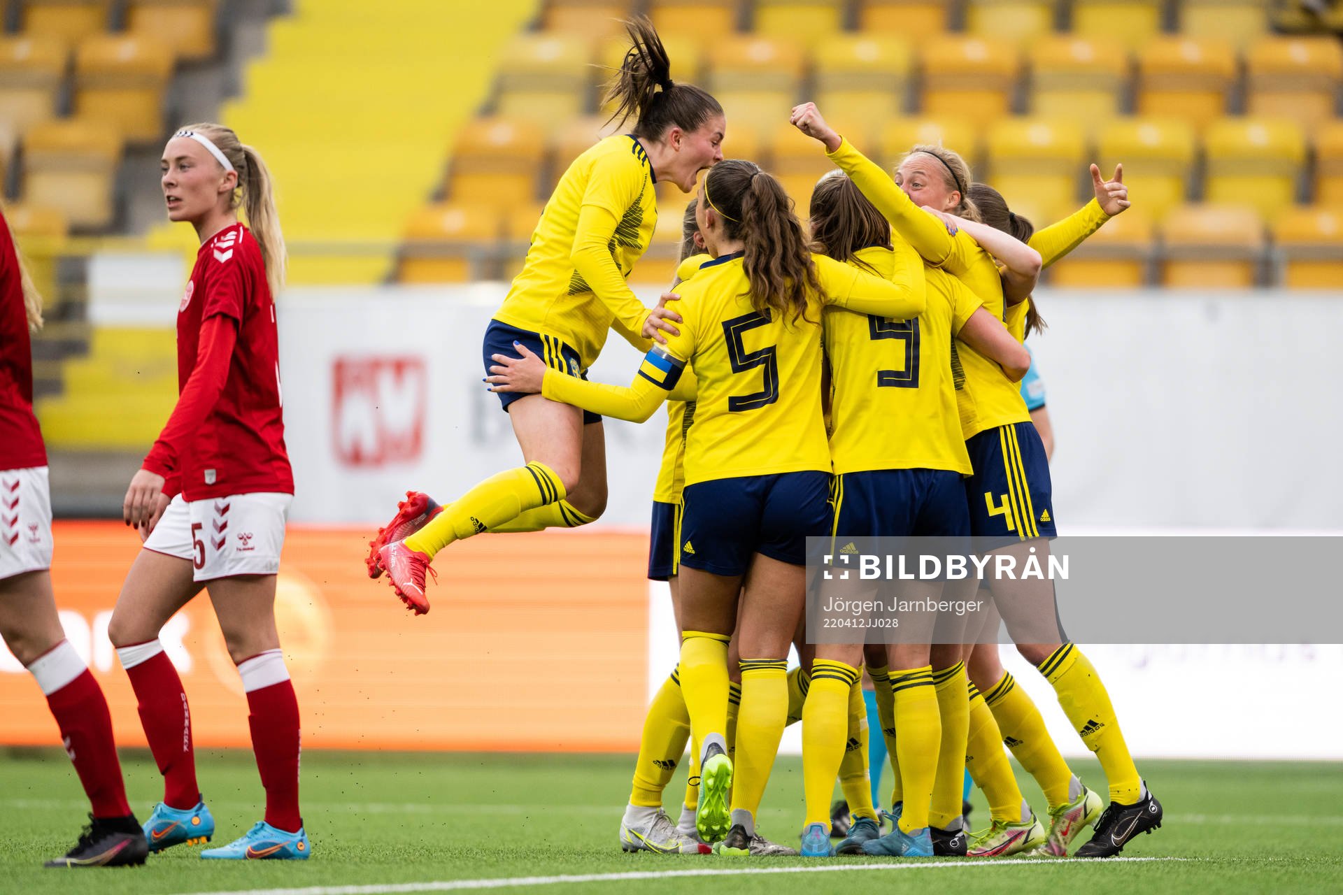 Sveriges Svea Rehnberg jublar med lagkamraterna