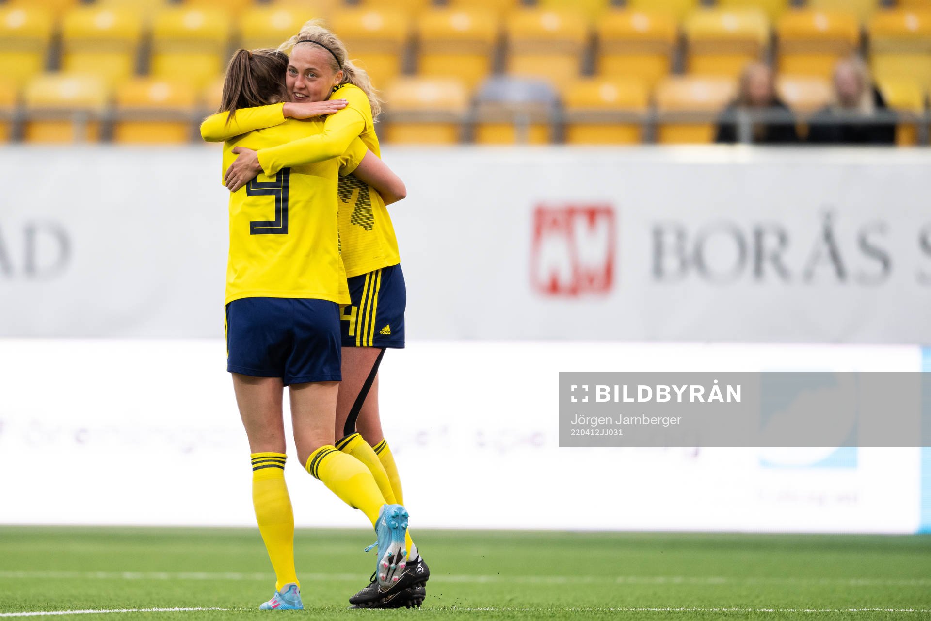Sveriges Svea Rehnberg jublar med Elma Junttila Nelhage