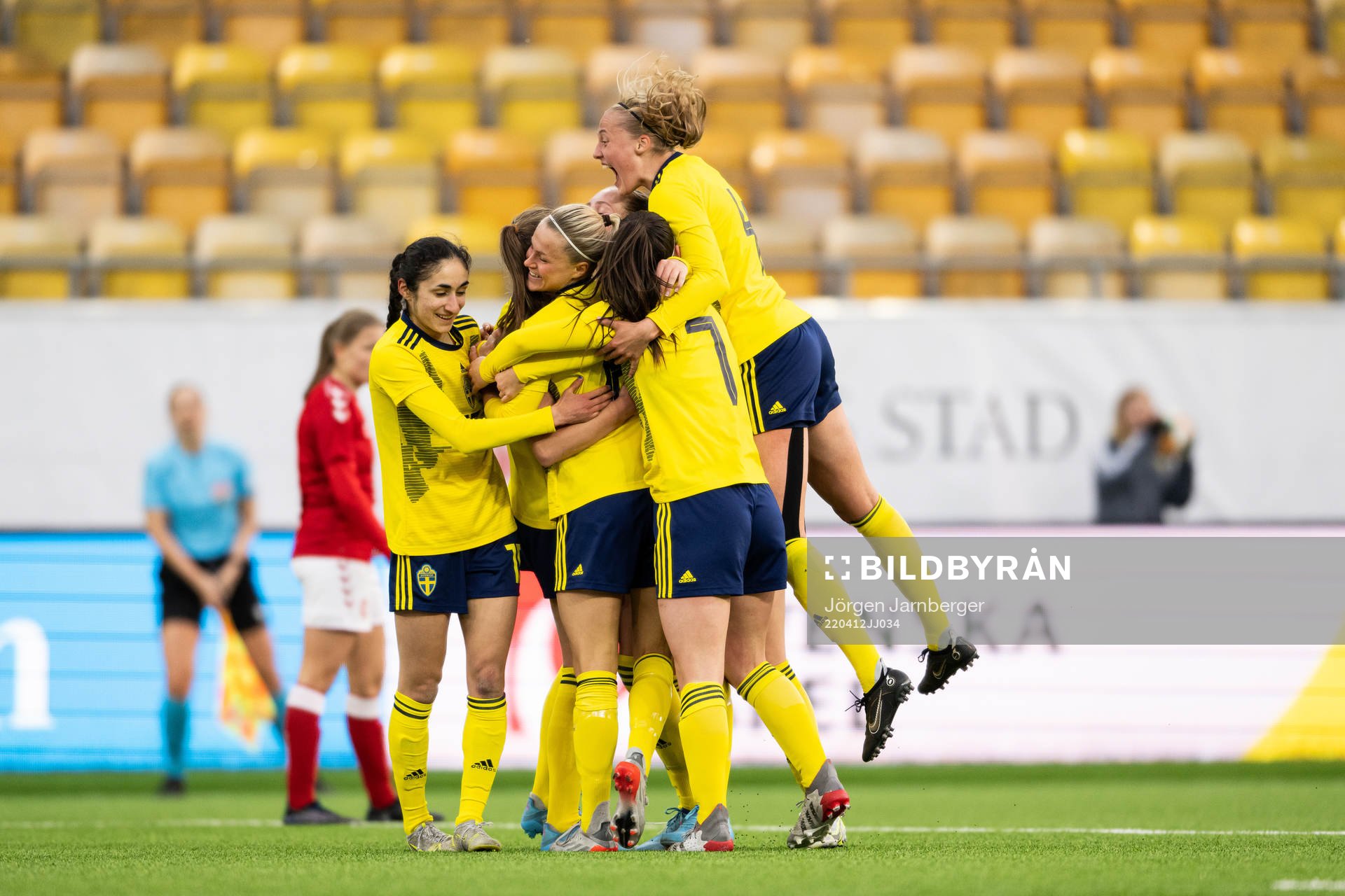 Sveriges Svea Rehnberg jublar med lagkamraterna efter att gjort 2-0 under EM-kvalet för F19 mellan Sverige och Danmark den 12 april 2022 i Borås.