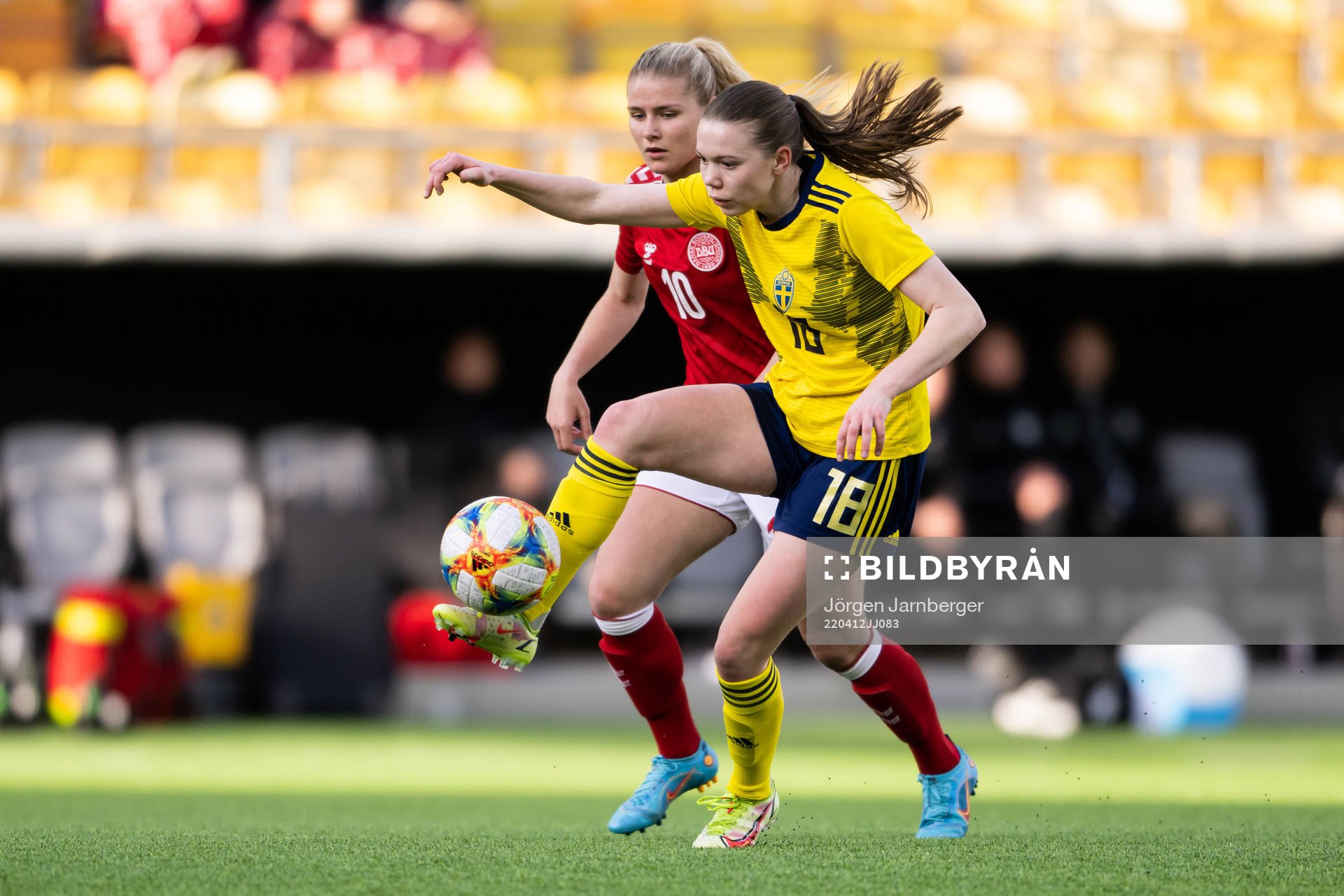 Danmarks Emilie Byrnak och Sveriges Bea Sprung under EM-kvalet för F19 mellan Sverige och Danmark den 12 april 2022 i Borås. 