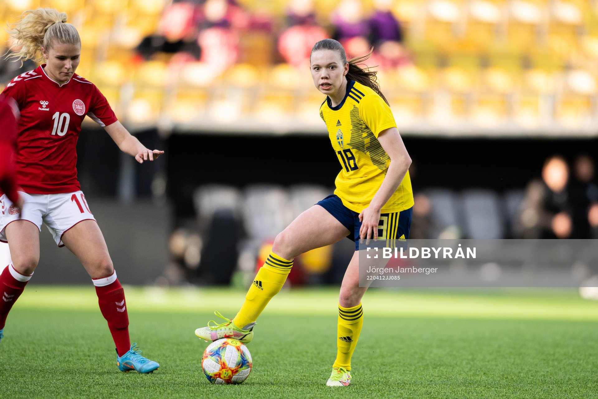 Danmarks Emilie Byrnak och Sveriges Bea Sprung under EM-kvalet för F19 mellan Sverige och Danmark den 12 april 2022 i Borås. 
