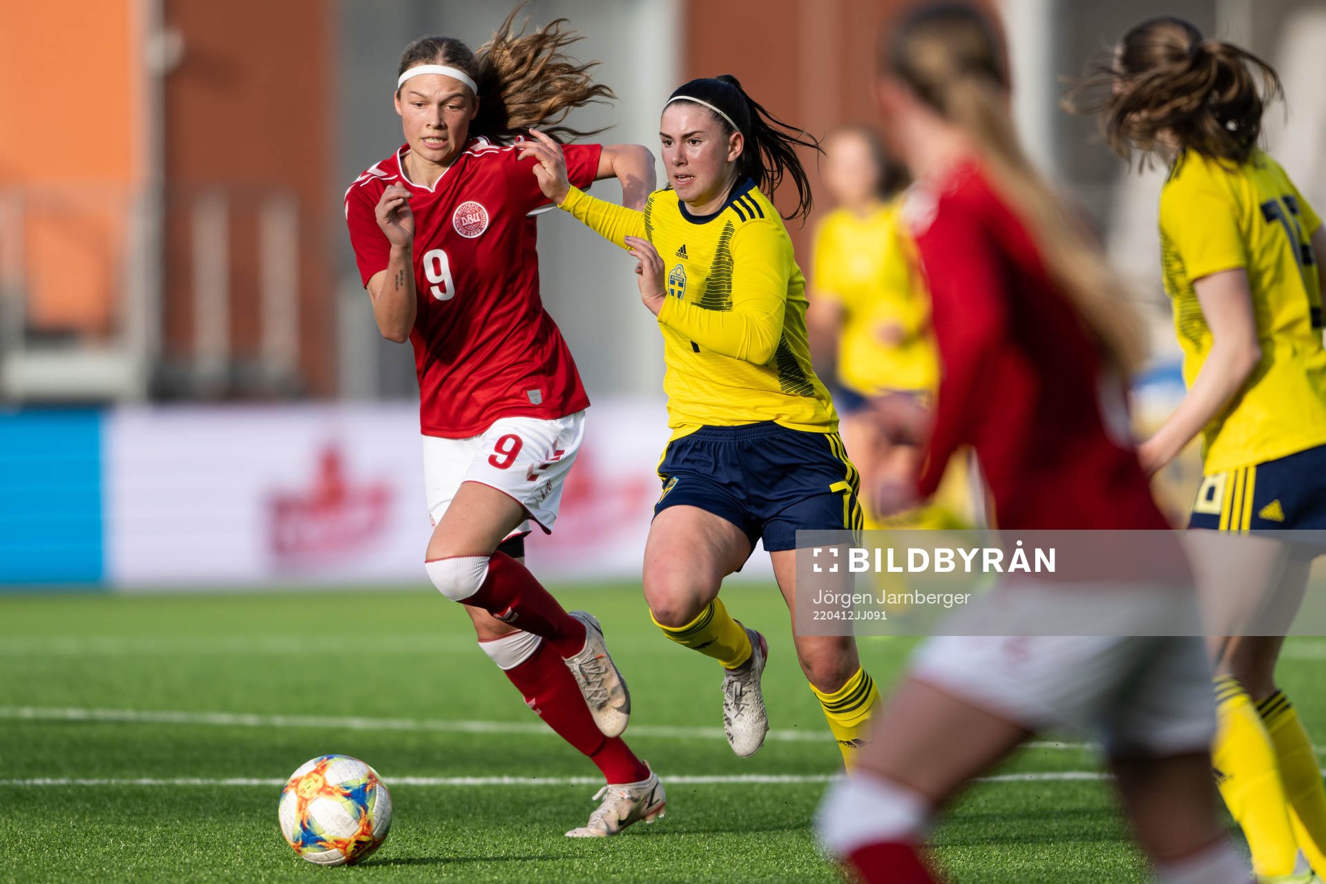Danmarks Malou Marcetto och Sveriges Emilia Pelgander