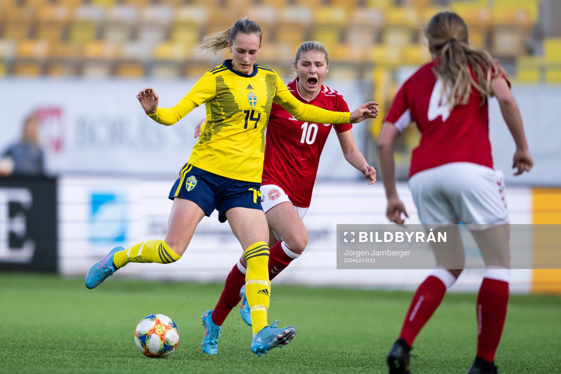 Sveriges Ellen Wangerheim och Danmarks Emilie Byrnak under EM-kvalet för F19 mellan Sverige och Danmark den 12 april 2022 i Borås. 