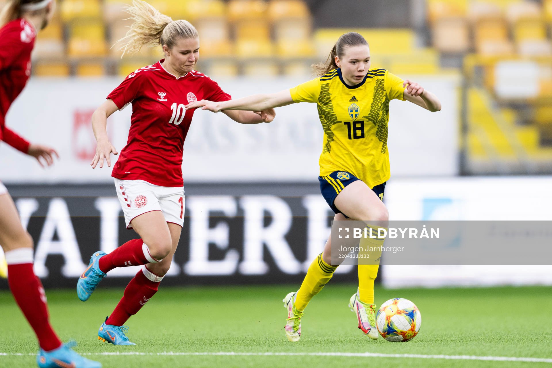 Danmarks Emilie Byrnak och Sveriges Bea Sprung under EM-kvalet för F19 mellan Sverige och Danmark den 12 april 2022 i Borås. 