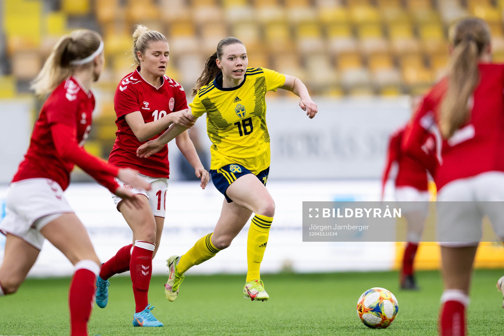 Danmarks Emilie Byrnak och Sveriges Bea Sprung under EM-kvalet för F19 mellan Sverige och Danmark den 12 april 2022 i Borås. 