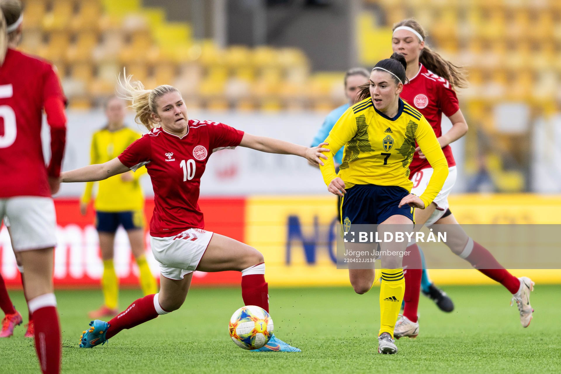 Danmarks Emilie Byrnak och Sveriges Emilia Pelgander