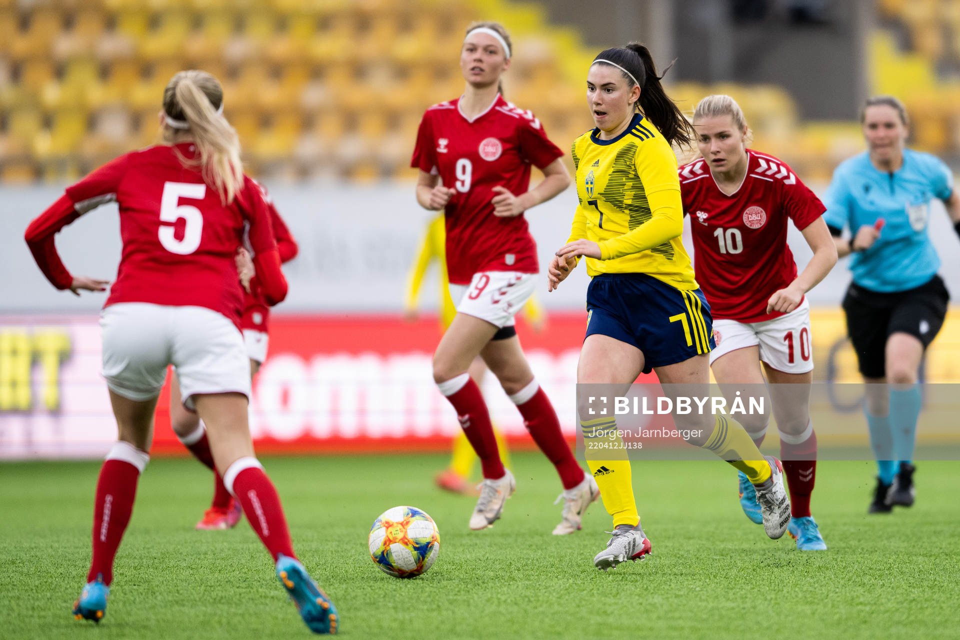 Sveriges Emilia Pelgander under EM-kvalet för F19 mellan Sverige och Danmark den 12 april 2022 i Borås. 