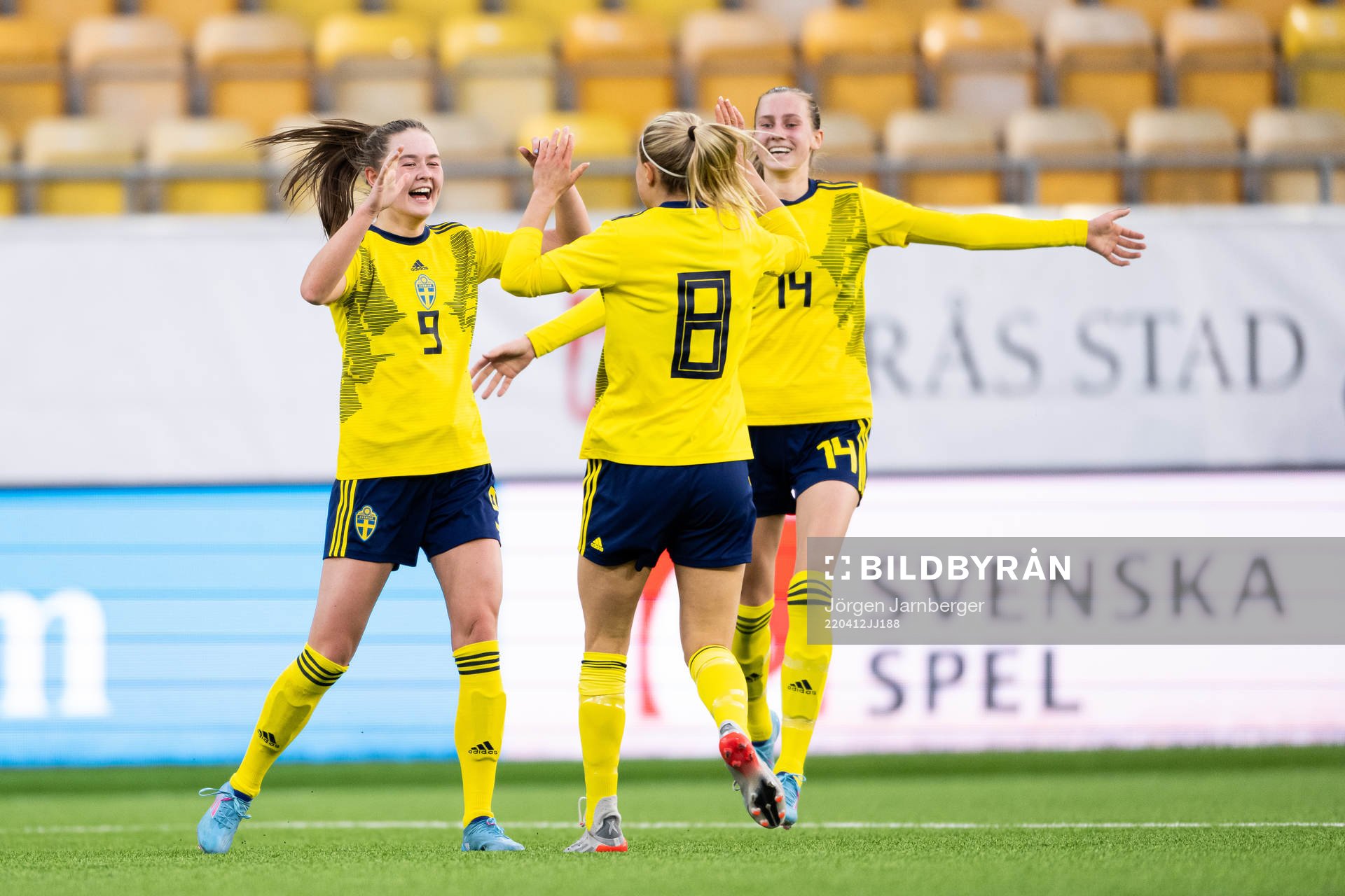 Sveriges Svea Rehnberg jublar med Johanna Svedberg och