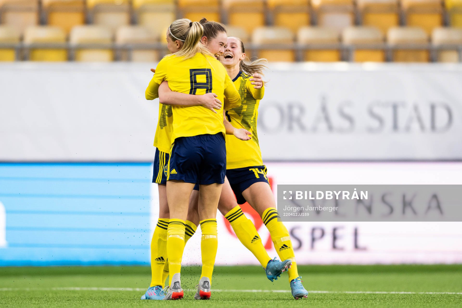 Sveriges Svea Rehnberg jublar med Johanna Svedberg och Ellen Wangerheim efter 2-0 under EM-kvalet för F19 mellan Sverige och Danmark den 12 april 2022 i Borås.