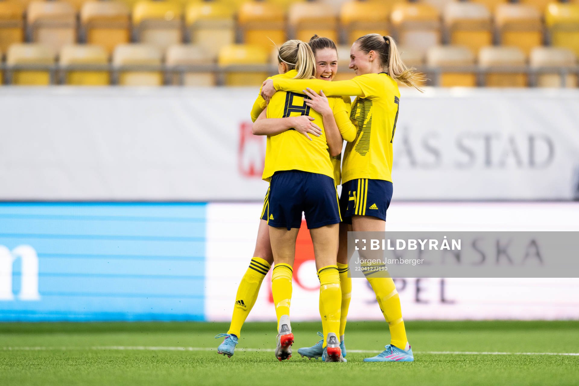 Sveriges Svea Rehnberg jublar med Johanna Svedberg och