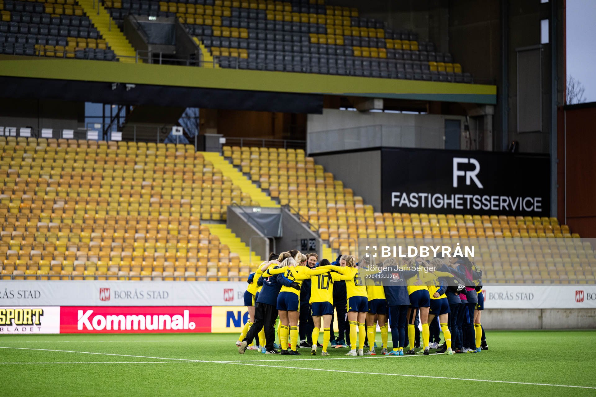 Sveriges spelare och ledare jublar