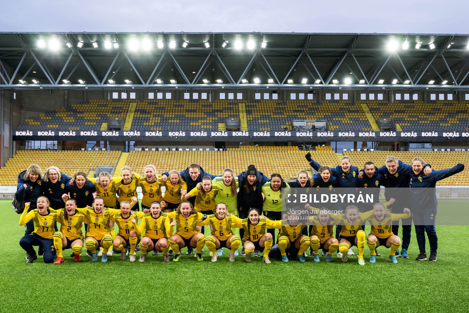 Sveriges spelare och ledare jublar
