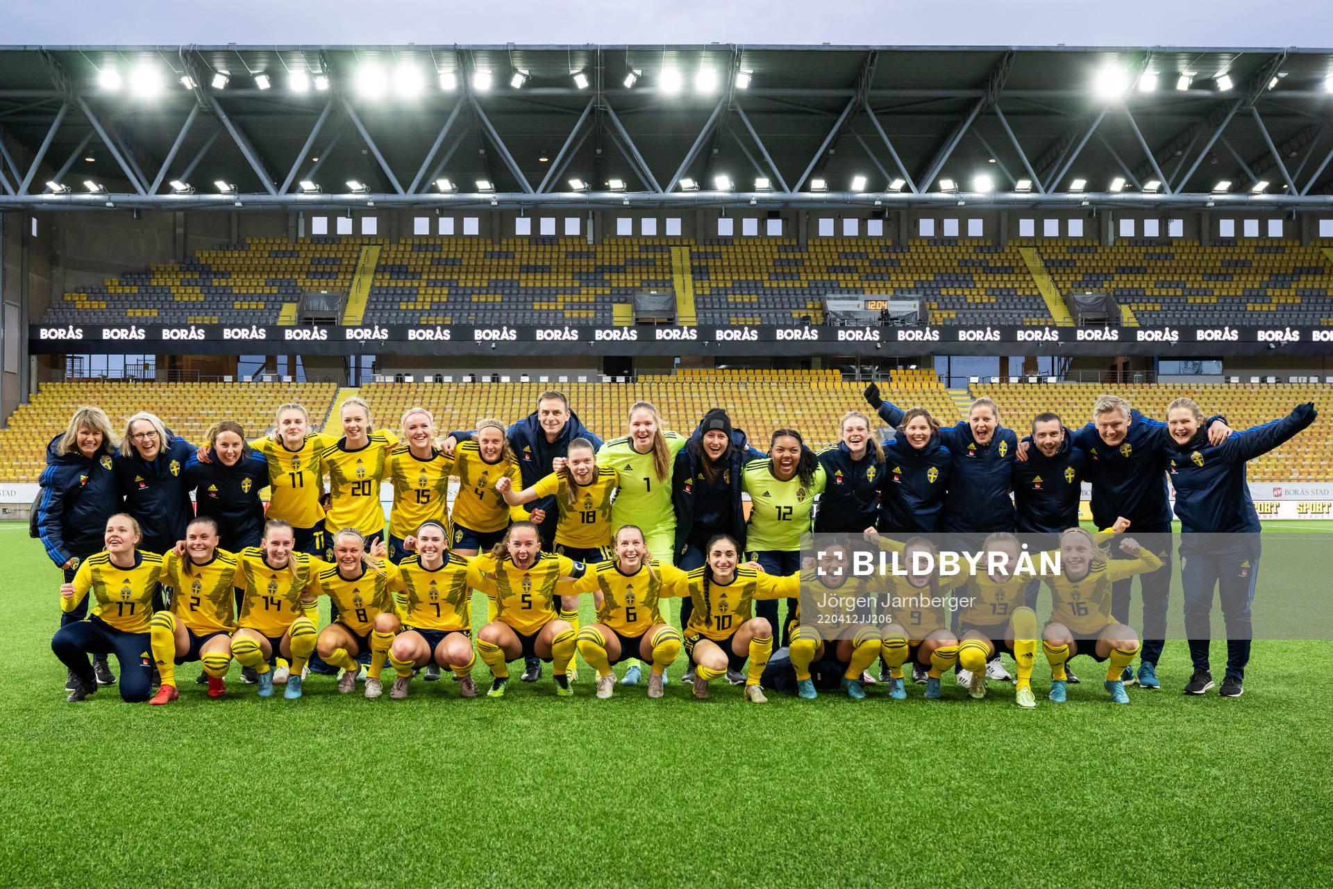 Sveriges spelare och ledare jublar