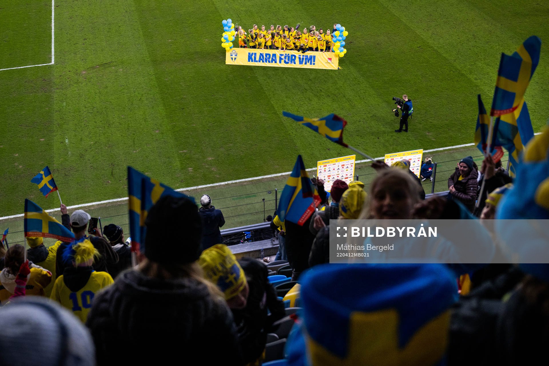 Players of Sweden celebrate after the FIFA Women's World Cup Qualifier football match between Sweden and Ireland on April 12, 2022 in Göteborg. 