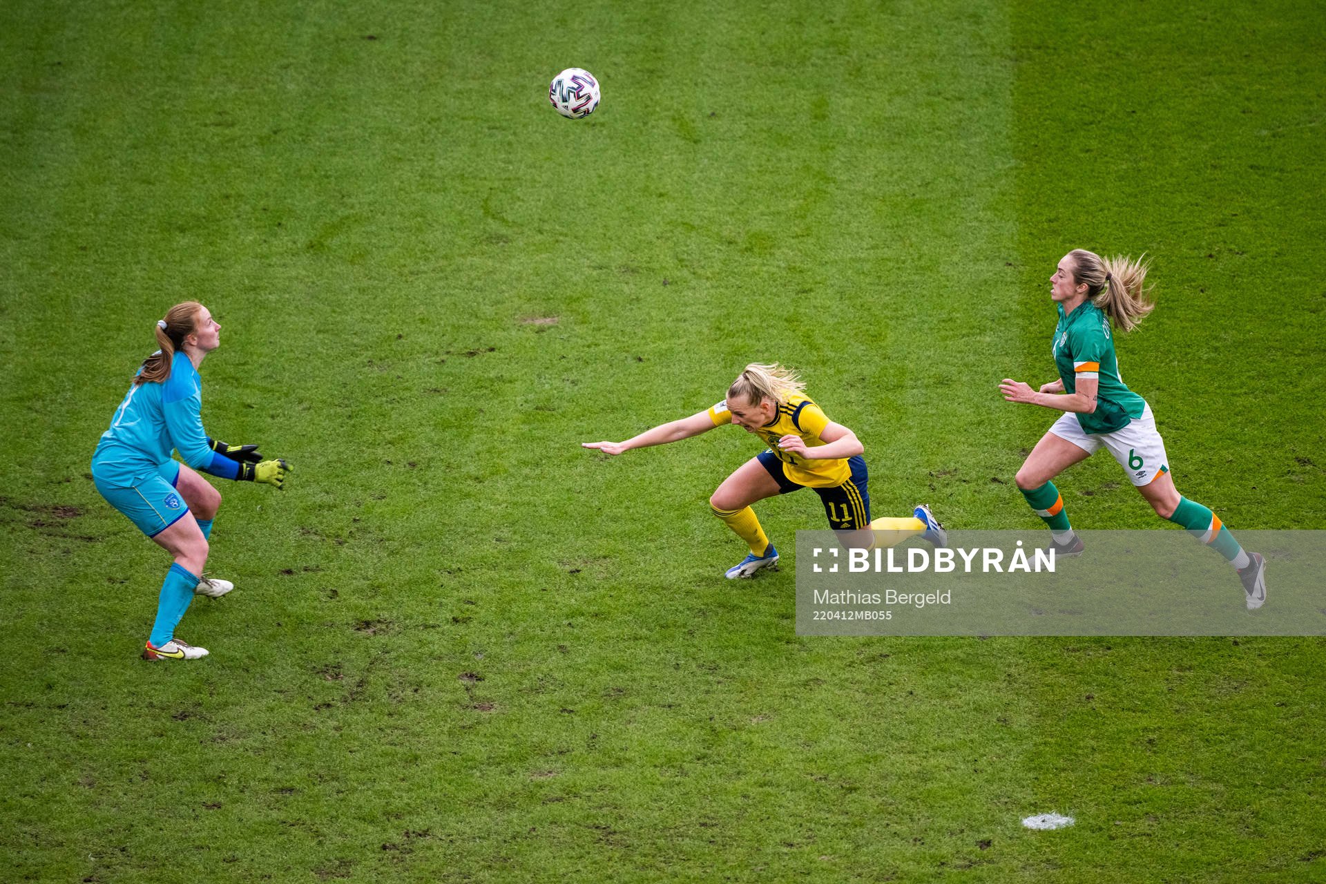 goalkeeper Courtney Brosnan and Megan Connolly defend