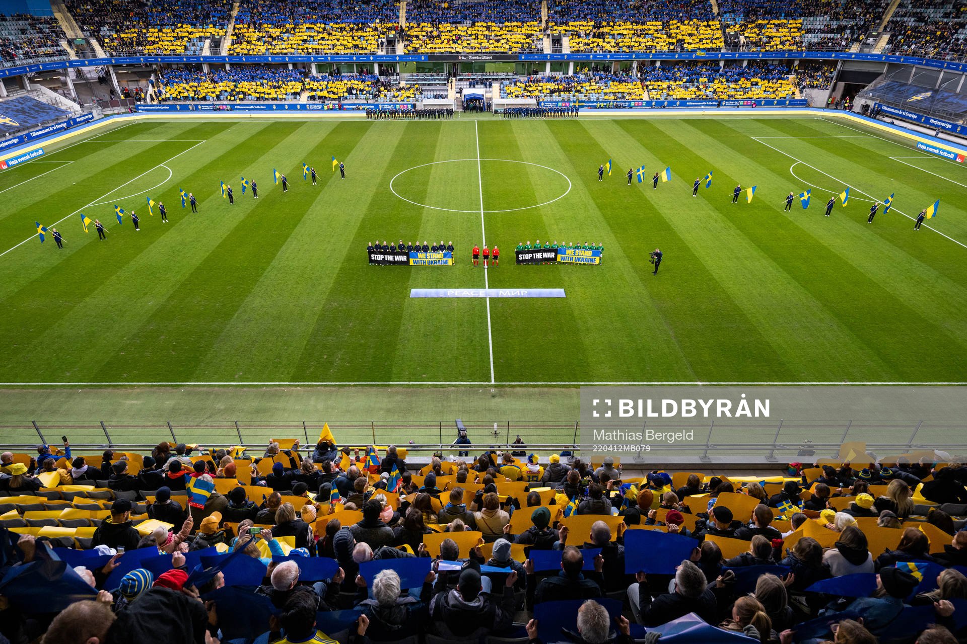 Players of Sweden and of Ireland participate in a