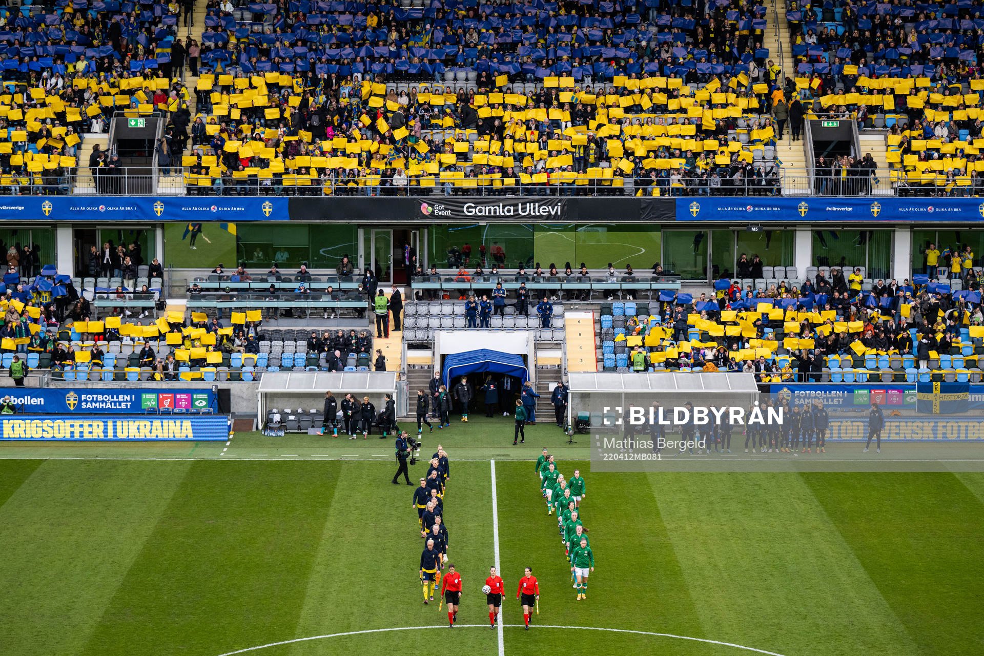 Players of Sweden and of Ireland enter the pitch ahead of the FIFA Women's World Cup Qualifier football match between Sweden and Ireland on April 12, 2022 in Göteborg.